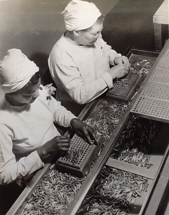GECO bomb girls prepare bullets for tip lacquering &copy; Archives of Ontario